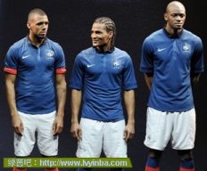 法国队推出新款队服 优雅设计处子秀将战巴西